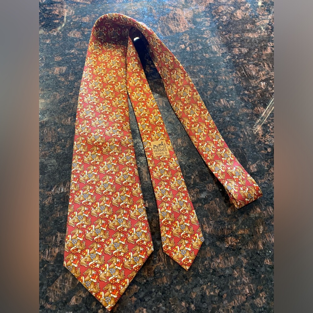 authentic HERMÈS 100% silk RED and Brown Derby Jockey Horses Necktie
